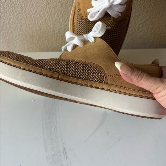 Clarks Men’s Tan Casual Slip-On Sneakers with White Laces main image 4